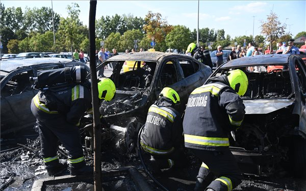 Autók égtek egy üzletlánc parkolójában