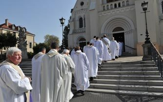 Népszámlálás 2011: drasztikusan csökkent a vallásosok száma