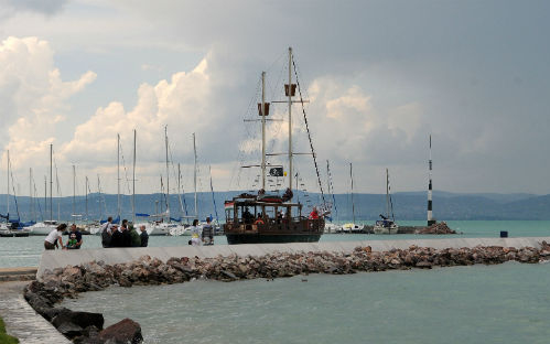 Balaton 127 centi és 17 fok: bátor fürdőzőknek nem akadály