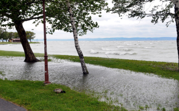 Csökkent a szél: húzódik vissza a Balaton a medrébe