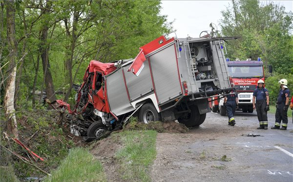 Felborult egy tűzoltóautó, négyen megsérültek