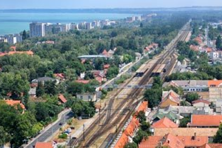 Leáll a vonatközlekedés a Balatonnál: buszok viszik az utasokat