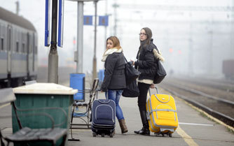 Öt és fél óra késés: a síncsavart is felszedték a vonat elől