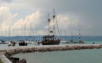 Balaton 127 centi és 17 fok: bátor fürdőzőknek nem akadály