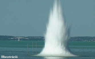 Bomba a Balatonban: a tóban semmisítették meg a robbanótestet