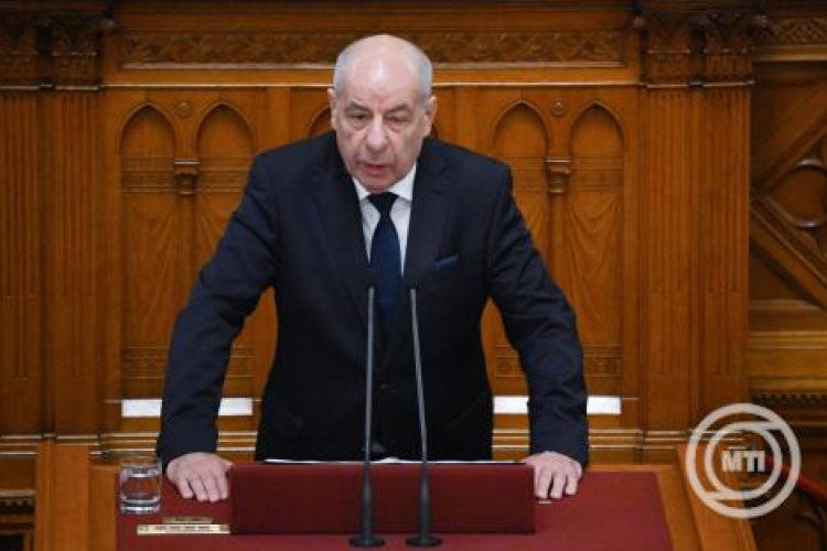 Sulyok Tamás jelezte, hogy jogi eszközök alkalmazásával is ellenáll az eltávolítását célzó erőfeszítéseknek
