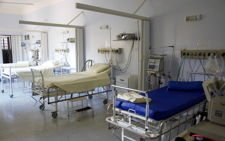 Újabb kórházakban rendeltek el látogatási tilalmat