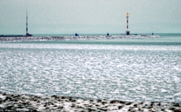 Jegesedik a Balaton: hullámosra fagyott a siófoki fövenystrand