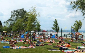 Megtelt-táblát a Balatonra! Húsz éve nem volt ennyi vendég