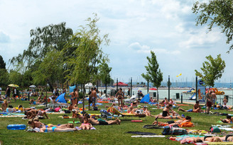 Megtelt-táblát a Balatonra! Húsz éve nem volt ennyi vendég