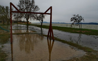 Balaton: vízben úsztak a zamárdi utcák, Fenyves megúszta