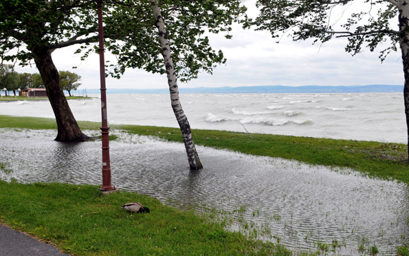 Csökkent a szél: húzódik vissza a Balaton a medrébe