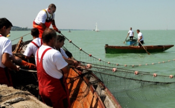 Új halászvezér a Balatonon, írói vénával