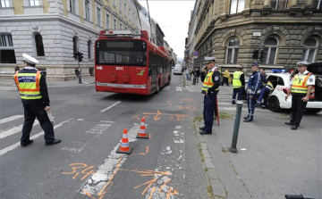 Turistákat gázolt el egy troli a fővárosban