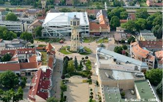 Siófok, Füred, Keszthely: egy Balaton, három főváros? 