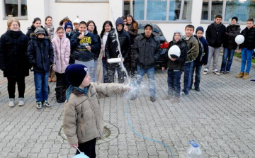 Vizes kísérletek a világnapon