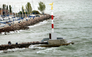 Víz alatt a lídók: zárva a Balaton az első nyári hétvégén