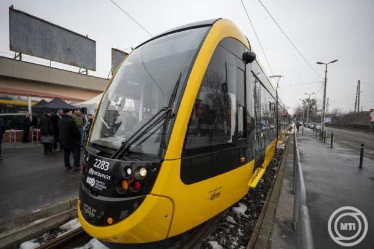 Forgalomba állították a századik CAF villamost Budapesten
