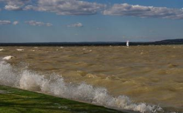 Benézett a Balaton a zamárdi utcákba, ismét nyitva a Sió-zsilip