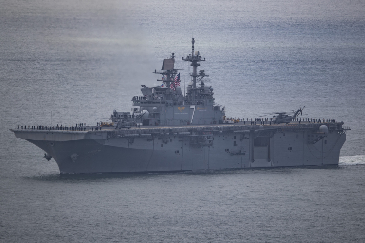 Iráni konfliktus - A térségbe érkezett USS Tripoli hadihajó több ezer katonával a fedélzetén