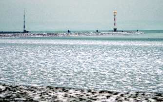 Jegesedik a Balaton: hullámosra fagyott a siófoki fövenystrand