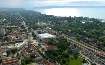 Átlátszó falat húznak a Balaton és a vasút között